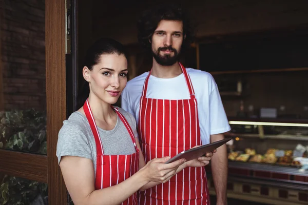 Casal usando tablet digital — Fotografia de Stock