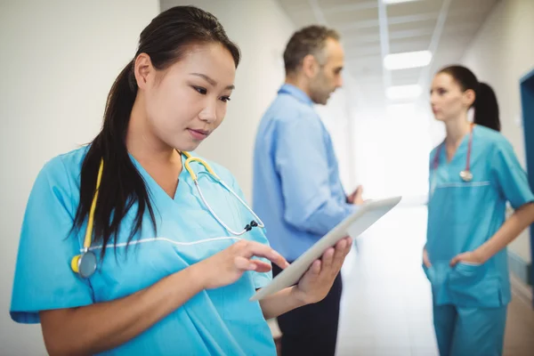 Медсестра с помощью цифрового планшета в больнице — стоковое фото