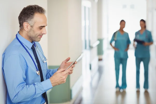 Lékař používající digitální tablet — Stock fotografie