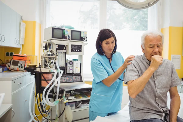 Female doctor examining a patient — Stock Photo, Image