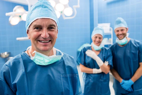 Chirurg i pielęgniarek uśmiechający się w pomieszczeniu pracy — Zdjęcie stockowe