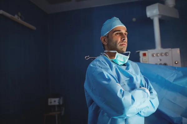 Хирург стоит со скрещенными руками — стоковое фото