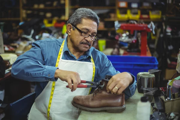 Zapatero reparando un zapato — Foto de Stock