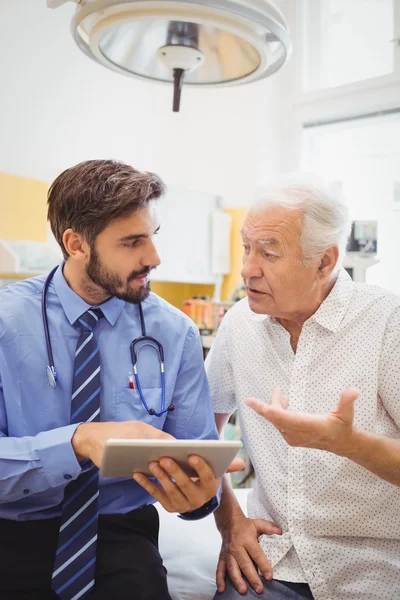 Medico discutendo con il paziente su tablet — Foto Stock