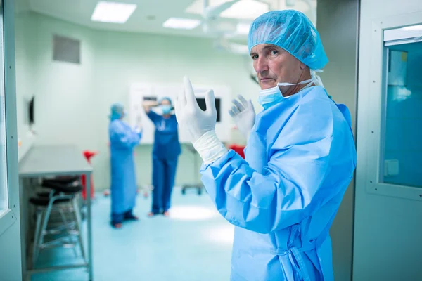 Surgeon looking at camera in operation room — Stock Photo, Image