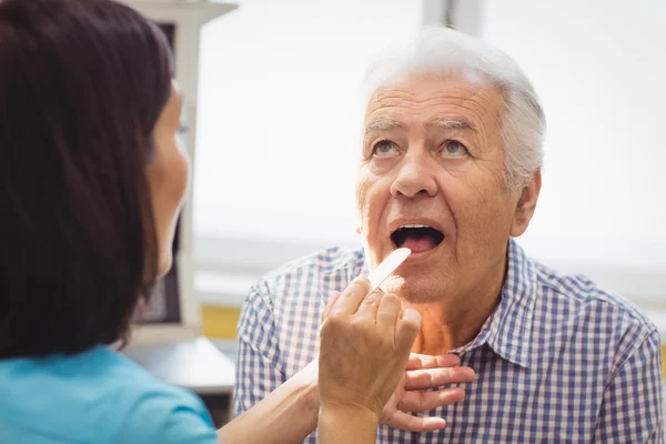 Doctor examining a patient — Stock Photo, Image