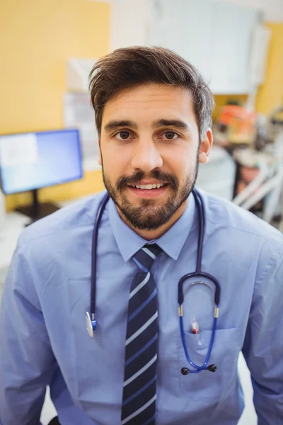 Uśmiechający się lekarz w szpitalu — Zdjęcie stockowe