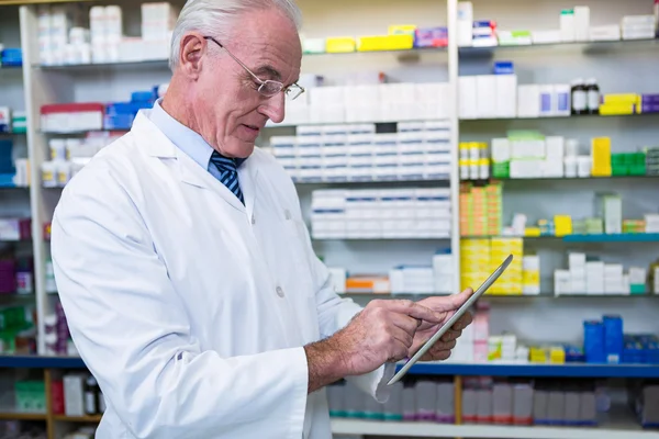 Pharmacien utilisant une tablette numérique — Photo