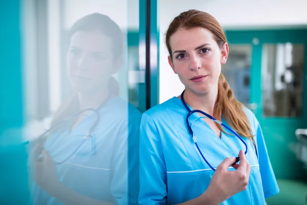 Surgeon standing in surgical room — Stock Photo, Image