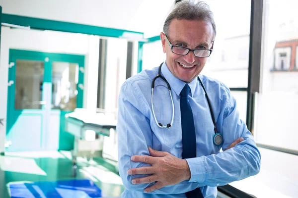 Retrato do médico de pé com os braços cruzados — Fotografia de Stock