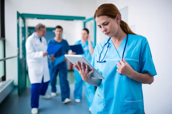 Chirurg mit digitalem Tablet im Flur — Stockfoto