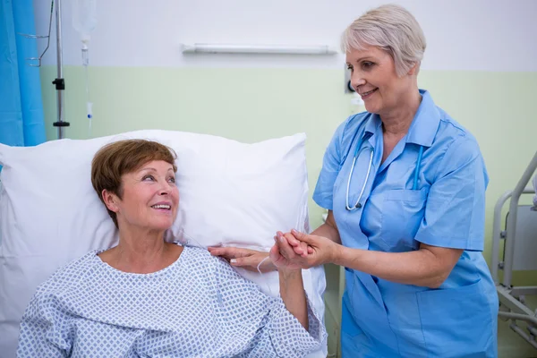 Nurse talking to a senior patient — Stock Photo, Image