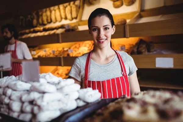 Usmívající se žena baker — Stock fotografie