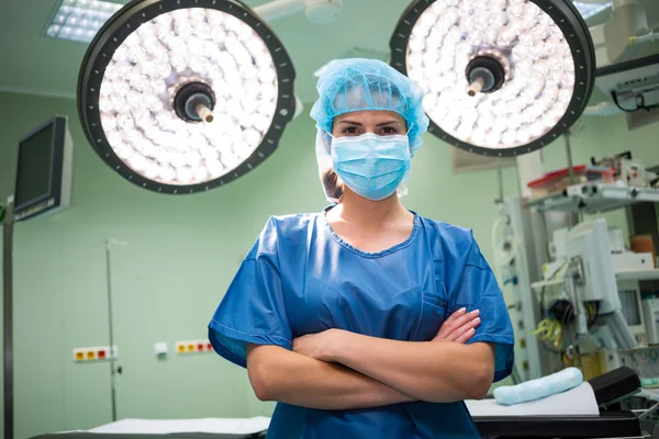 Cirurgião em pé na sala de operação — Fotografia de Stock