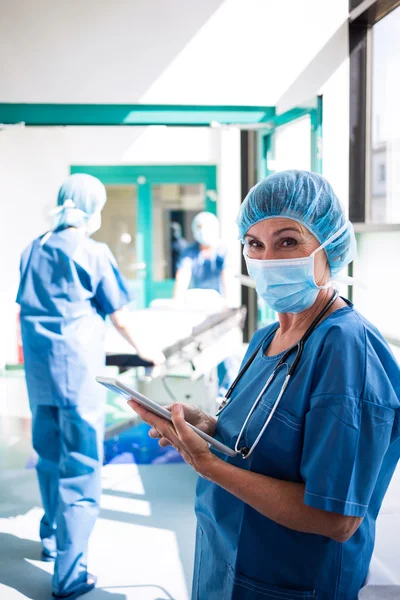 Chirurg met behulp van digitale tablet in gang — Stockfoto