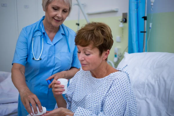 Verpleegkundige geven medicatie aan patiënt — Stockfoto