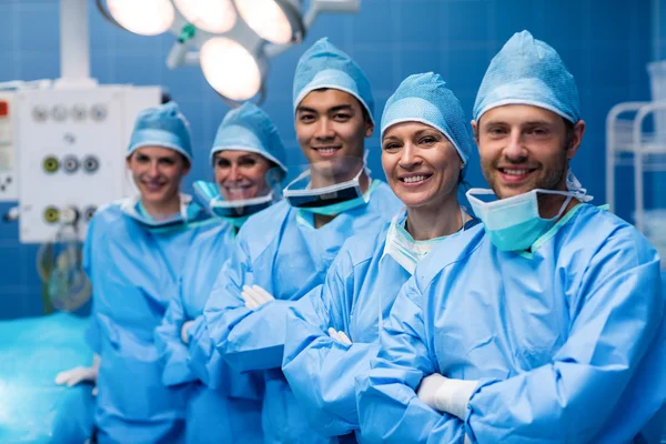 Chirurgen staan in operatie kamer — Stockfoto