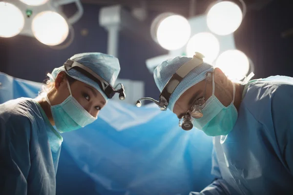 Cirurgiões em sala de operação — Fotografia de Stock