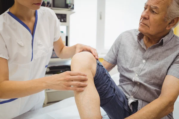 Lekarka badanie kolana u pacjentów — Zdjęcie stockowe