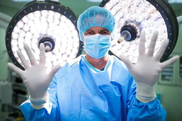 Chirurg voorbereiden op operatie in operatiekwartier — Stockfoto