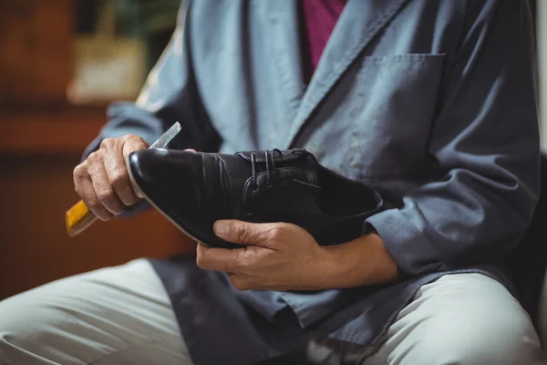 Shoemaker repairing a shoe — Stock Photo, Image