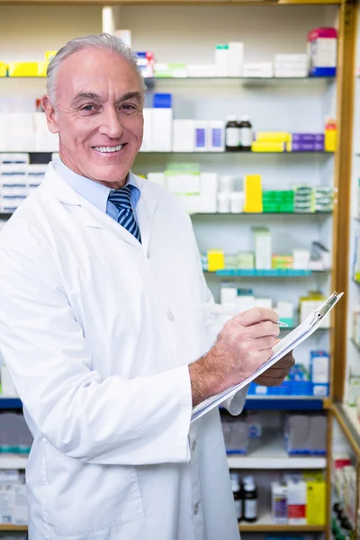 Farmacêutico escrevendo na área de transferência — Fotografia de Stock