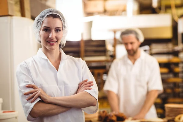 Fornai femminili in piedi con le braccia incrociate — Foto Stock