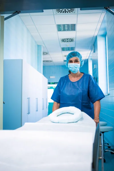 Nurse pushing empty stretcher — Stock Photo, Image