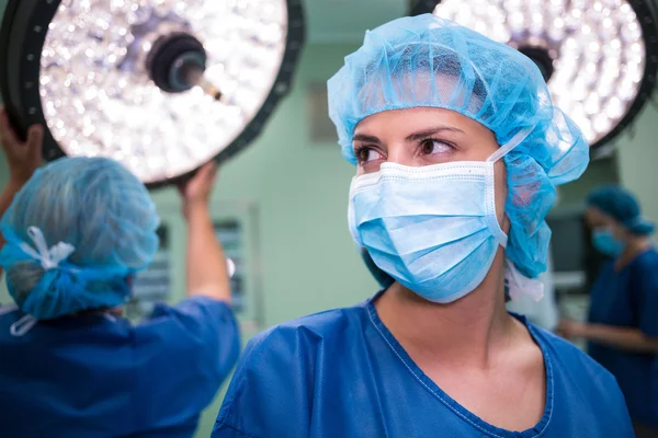 Chirurg staan in operatie kamer — Stockfoto