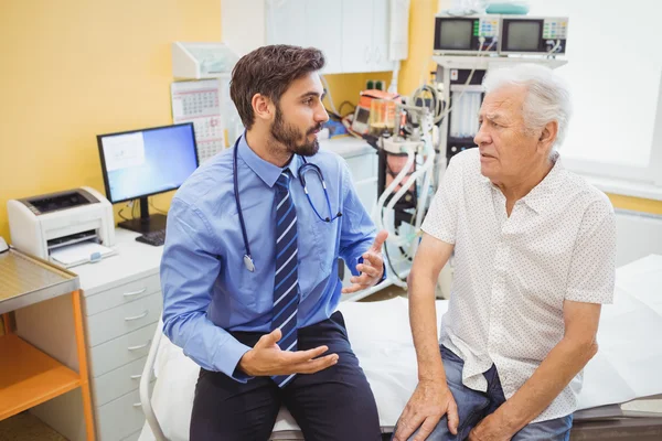 Médecin masculin examinant un patient — Photo