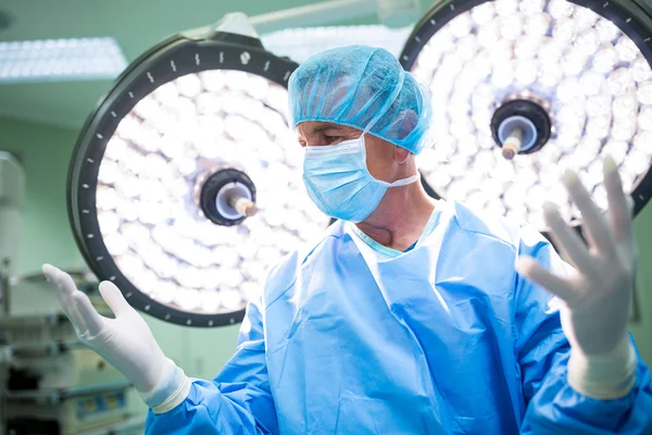 Cirujano preparándose para la operación en sala de operaciones —  Fotos de Stock