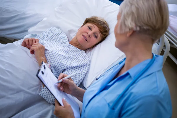 Patient lying on bed — Stock Photo, Image