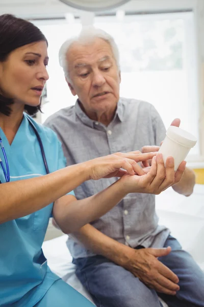 Doctor explaining medicine to his patient — Stock Photo, Image