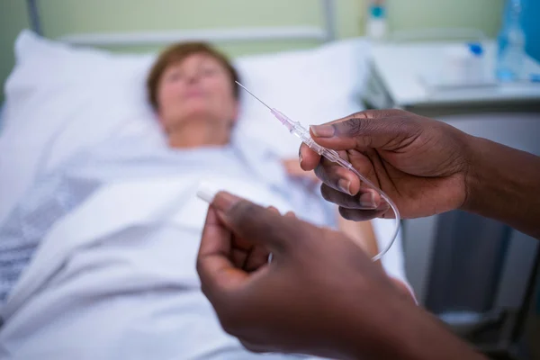 Enfermera sosteniendo goteo intravenoso —  Fotos de Stock