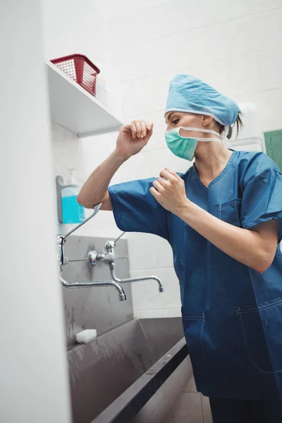 Female surgeon washing hands — Stock Photo, Image