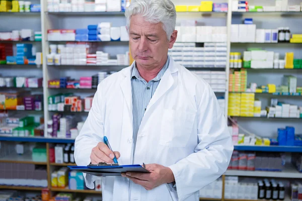 Farmacêutico escrevendo na área de transferência — Fotografia de Stock