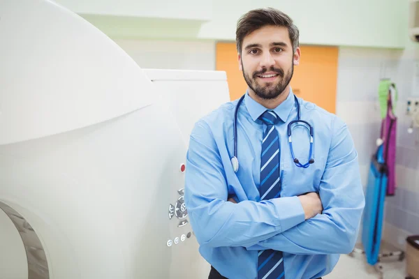 Médico de pie cerca de mri scanner —  Fotos de Stock