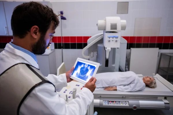 Médico examinando raio-X em comprimido — Fotografia de Stock