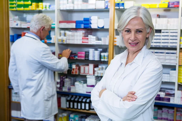 Farmaceut s rukama zkříženýma — Stock fotografie