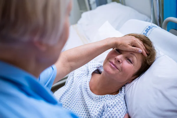 Krankenschwester überprüft Patientententemperatur — Stockfoto