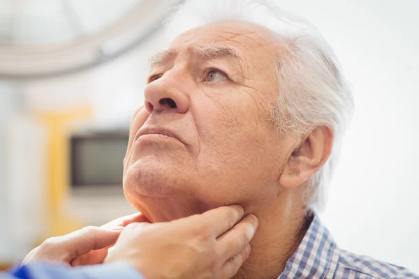 Médecin examinant un patient — Photo