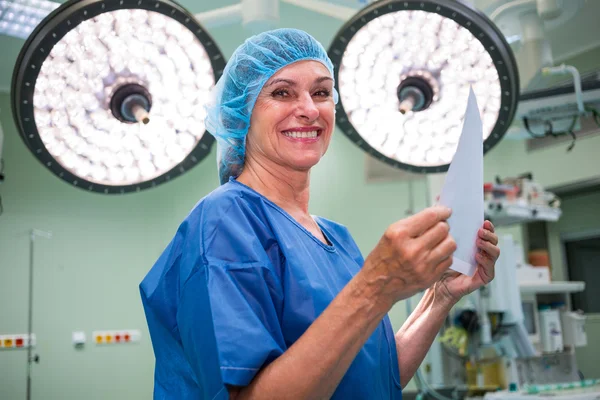 Kirurgen håller rapporten i operationssalen — Stockfoto