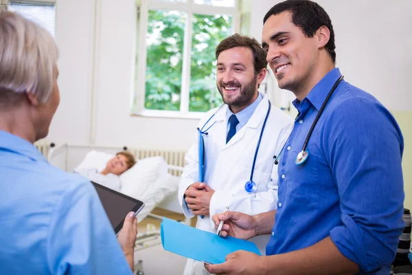 Arzt und Krankenschwester interagieren miteinander — Stockfoto