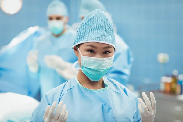 Surgeon preparing for operation — Stock Photo, Image