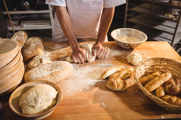 Baker gyúrja a tésztát — Stock Fotó