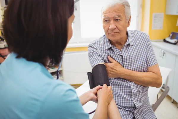 医師が患者の血圧をチェックします。 — ストック写真