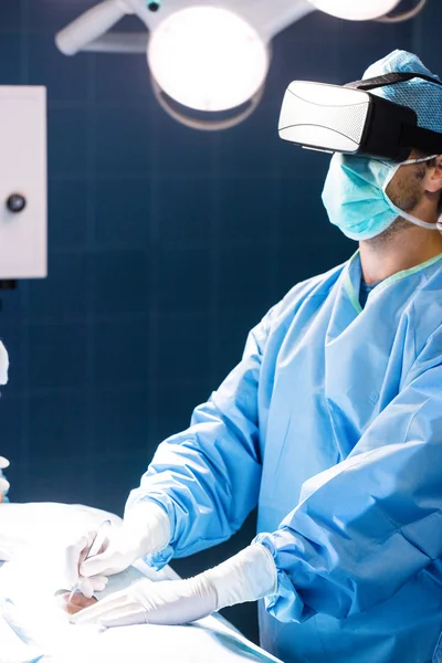 Chirurg provádí operace v operační místnosti — Stock fotografie