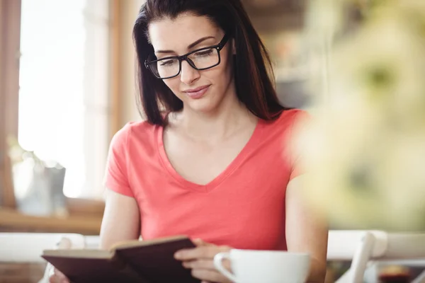 Een vrouw die een boek leest — Stockfoto