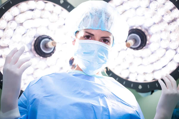 Chirurgien femme debout dans la salle d'opération — Photo