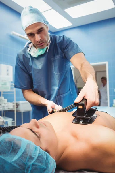 Хирург реанимирует пациента без сознания — стоковое фото